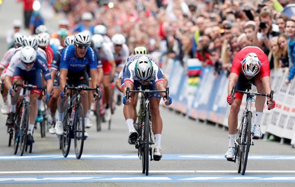 Lo sprint: Sagan parte dalla ruota di Kristoff e lo beffa sulla linea d&#39;arrivo. Reuters